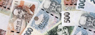 Çek Koruna kağıt banknotları masaya yığıldı. Çek Cumhuriyeti CZK para birimi faturaları büyük miktarda. Çek Cumhuriyeti 'nde ekonomi, vergilendirme ve bankacılık kavramı
