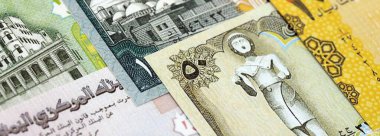 Yemenli riyal kağıt banknotları masaya yığılır. Yemen YER para birimi faturaları büyük miktarda. Yemen 'de ekonomi, vergi ve bankacılık kavramı