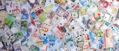 Dünyanın farklı ülkelerinden, farklı mezheplerden pek çok banknot. Çeşitli para birimlerinin büyük miktarları. Döviz Borsası kavramı