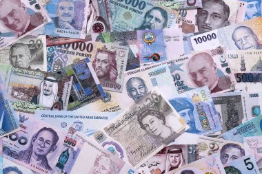 Büyük miktarda para birimleri, banknotlar ve banknotlar. Farklı ülkelerden gelen birçok nakit para yığını yakın mesafede. Dünya ekonomisi ve döviz kuru kavramı