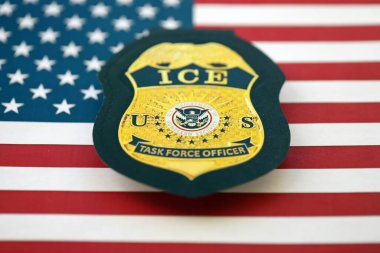 KYIV, UKRAINE - 13 Mart 2026 ABD bayrağında İç Güvenlik USCIS Göçmenlik ve Gümrük Muhafaza Birimi ICE rozeti