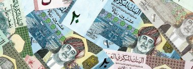 Umman riyal kâğıdı banknotları masanın üzerine yığılmış. Umman OMR para birimi faturaları büyük miktarda. Umman 'da ekonomi, vergi ve bankacılık kavramı