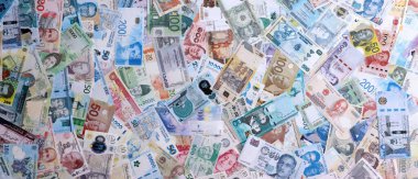 Farklı para birimlerinden bir sürü banknot. Rastgele para akışının arka planı kapanıyor. Döviz Borsası kavramı