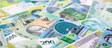 Çeşitli para birimleri para banknotları yeşil renkli. Farklı ülkelerden gelen birçok nakit para yığını yakın mesafede. Dünya ekonomisi ve döviz kuru kavramı