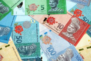 Malezya halkalı kağıt banknotları masanın üzerine yığılır. Malezya MYR para birimi faturaları büyük miktarda. Malezya 'da ekonomi, vergilendirme ve bankacılık kavramı