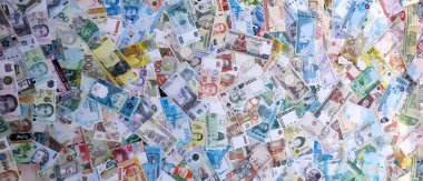 Dünyanın farklı ülkelerinden, farklı mezheplerden pek çok banknot. Çeşitli para birimlerinin büyük miktarları. Döviz Borsası kavramı