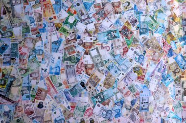 Dünyanın çeşitli para birimlerinden gelen farklı banknotlar. Büyük para yığını kapanır.