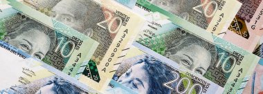 Peru sol kağıt banknotları masaya yığılır. Peru PEN para birimi faturaları büyük miktarda. Peru 'da ekonomi, vergi ve bankacılık kavramı