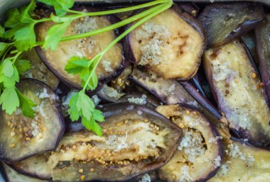 bir maydanoz ile közlenmiş patlıcan