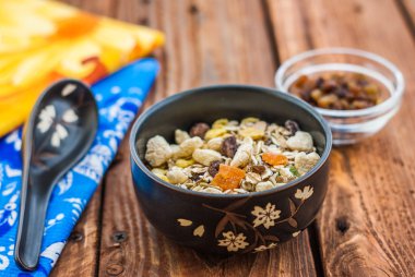 Müsli ve kuru üzüm