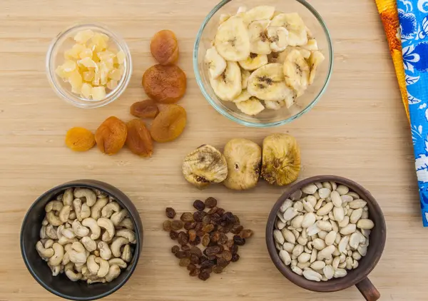 Сушеные фрукты и орехи — стоковое фото