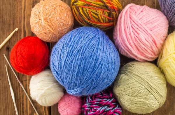 The skeins of colorful thread and needles — Stock Photo, Image