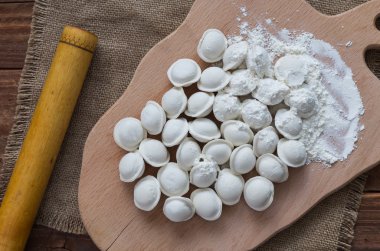 Kesme tahtası üzerinde et köfte