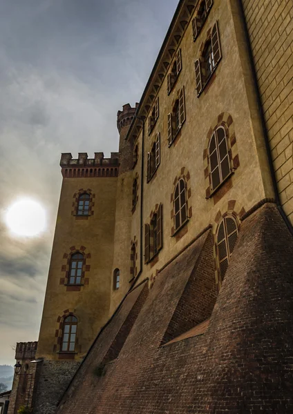 Замок в холмах Бароло — стоковое фото