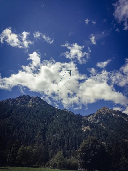 Pouštění draka na obloze údolí Gressoney Monte Rosa — Stock fotografie
