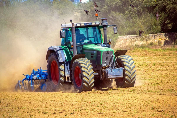 Traktor Pflügt Feld Auf Einem Bauernhof Einem Dorf Landwirtschaft — Stockfoto