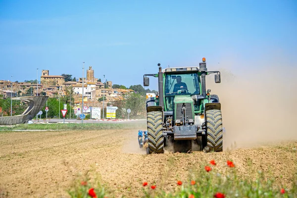 Traktor Pflügt Feld Auf Einem Bauernhof Einem Dorf Landwirtschaft — Stockfoto