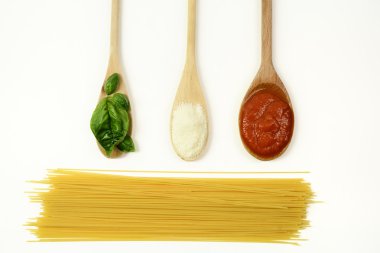 İtalyan spagetti için temel malzemeler