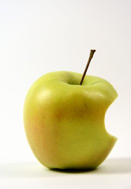 Beyaz arkaplanda ısırılmış elma