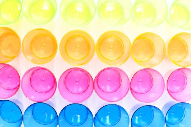 Grup renkli plastik gözlük