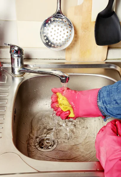 Trabalho de casa - mulher Limpeza da cozinha — Fotografia de Stock