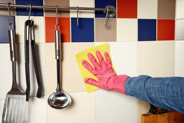 Домашняя работа - женщина Уборка кухни — стоковое фото
