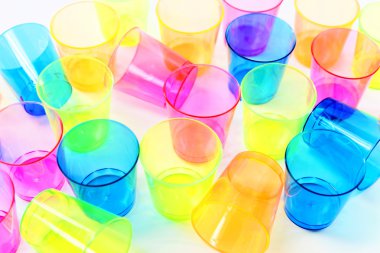 Grup renkli plastik gözlük