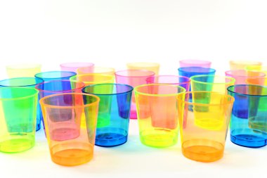 Grup renkli plastik gözlük