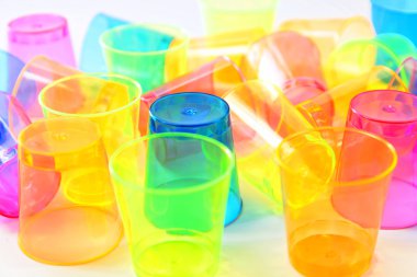Grup renkli plastik gözlük
