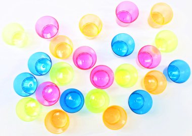 Grup renkli plastik gözlük