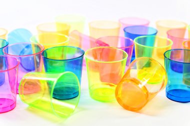 Grup renkli plastik gözlük