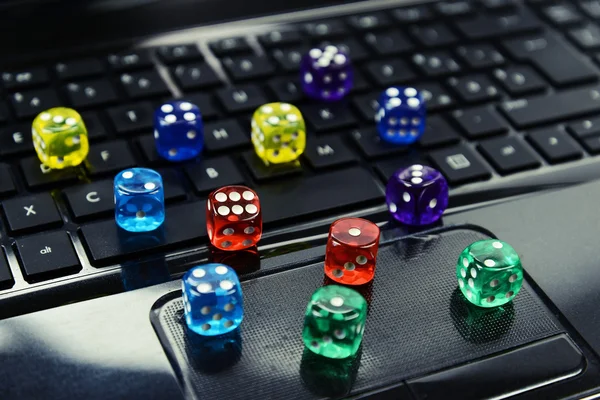 Dados de colores en el teclado - concepto de juego en línea — Foto de Stock