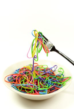 Lastik bantlar spagetti saçtan