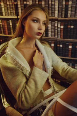 Klasik iç lamba ile şehvetli kadın