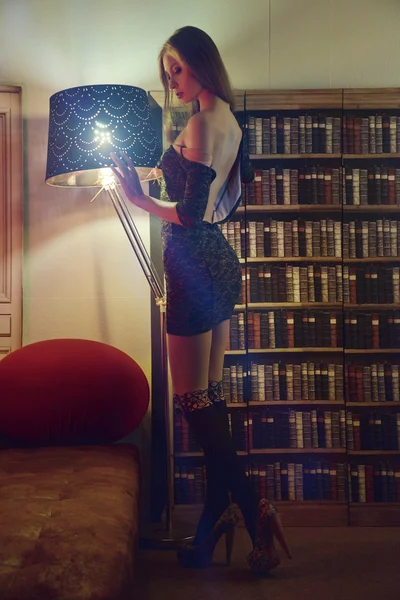 Sensuele vrouw in klassieke interieurs met lamp — Stockfoto
