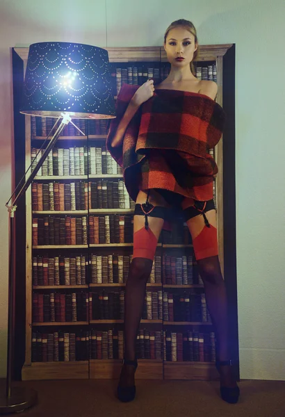 Mulher sensual em interiores clássicos com lâmpada — Fotografia de Stock