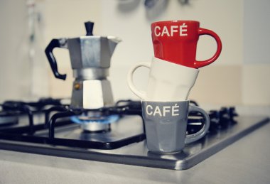 yığılmış kahve Kupası ve vintage kahve demliği mutfak soba üzerinde