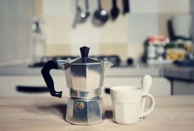 Kırmızı kahve Kupası ve vintage kahve demliği mutfak soba üzerinde