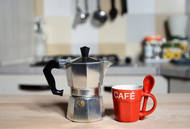 Kırmızı kahve Kupası ve vintage kahve demliği mutfak soba üzerinde