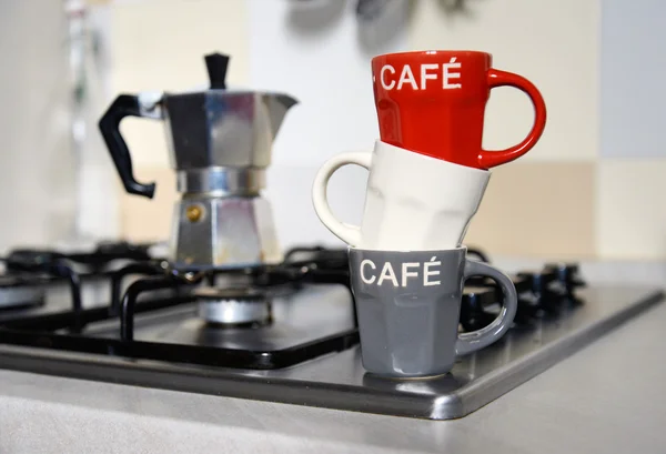 Taza de café apilada y cafetera vintage en la cocina estufa —  Fotos de Stock