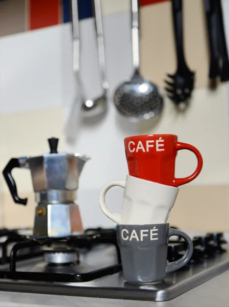 Gestapelte Kaffeetasse und Vintage-Kaffeekanne auf Küchenherd — Stockfoto