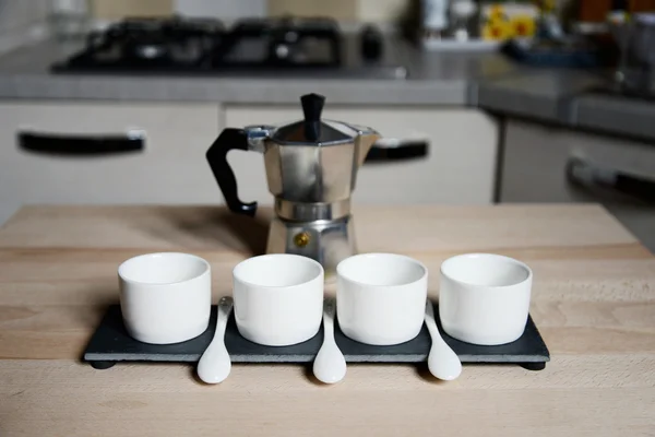 Tazas de café de diseño moderno y cafetera vintage —  Fotos de Stock