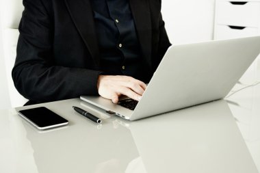 Evde temiz bir masa üzerine çalışma