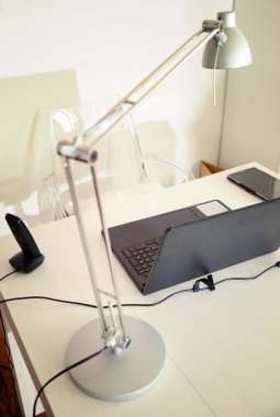 Evde temiz bir masa üzerine çalışma