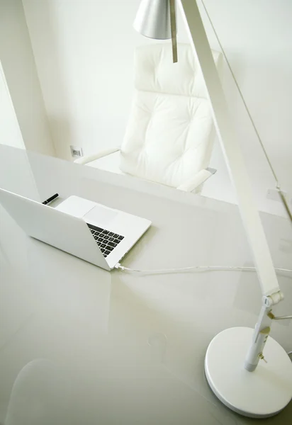 Praca w domu na czyste biurko — Zdjęcie stockowe