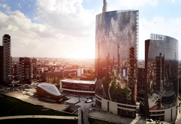 Riflessione sul nuovo quartiere moderno di Milano — Foto Stock