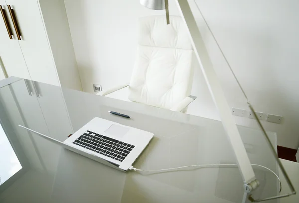 Travailler à la maison sur un bureau propre — Photo