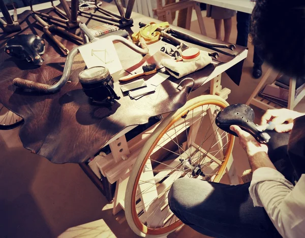 Crafstmen making handmade custom luxury bicycle vintage look — Stock Photo, Image