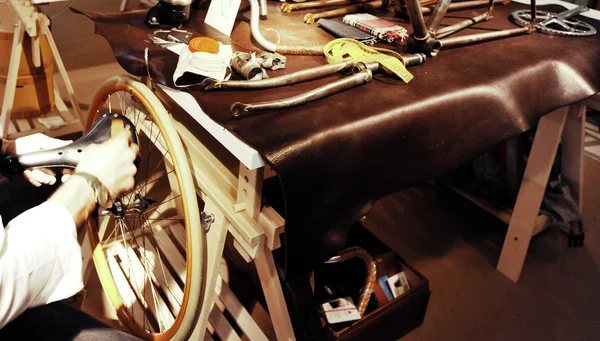 Artesanos haciendo hecho a mano bicicleta de lujo personalizado aspecto vintage — Foto de Stock