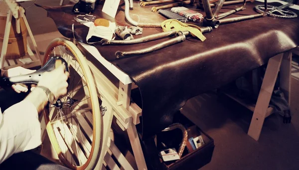 Artesanos haciendo hecho a mano bicicleta de lujo personalizado aspecto vintage — Foto de Stock